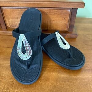 Crocs Women's Sanrah Liquid Silver Teardrop Black Flip Flop sandal size 5 shoe